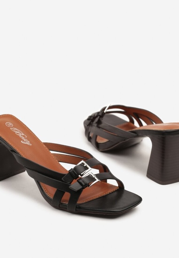 Czarne Klapki na Słupku z Ozdobnymi Klamrami Nevale