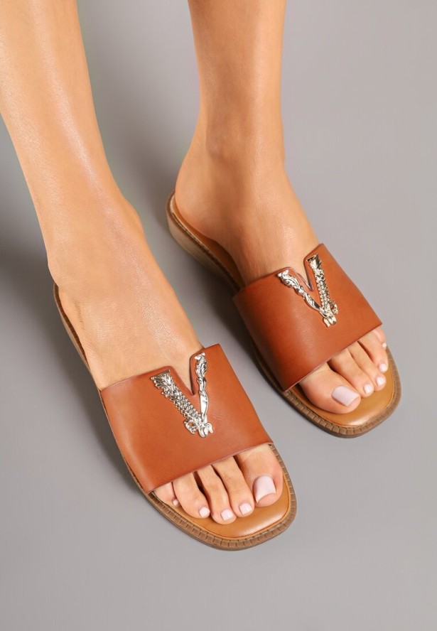 Brązowe Klapki Zdobione Eleganckim Wycięciem Neonise