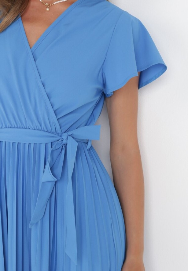 Niebieska Elegancka Sukienka Maxi w Plisy z Kopertowym Dekoltem i Wiązaniem Thessi