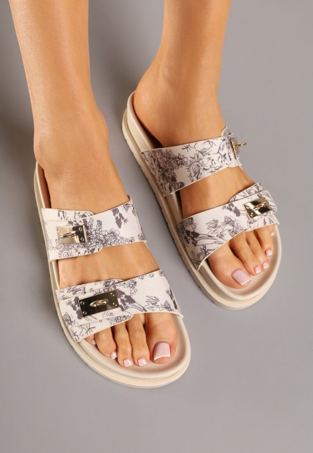 Beżowe Klapki w Casualowym Stylu Zdobione Metalicznymi Aplikacjami Tasloti