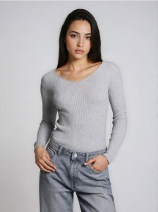 Prążkowany sweter z dekoltem V - szary