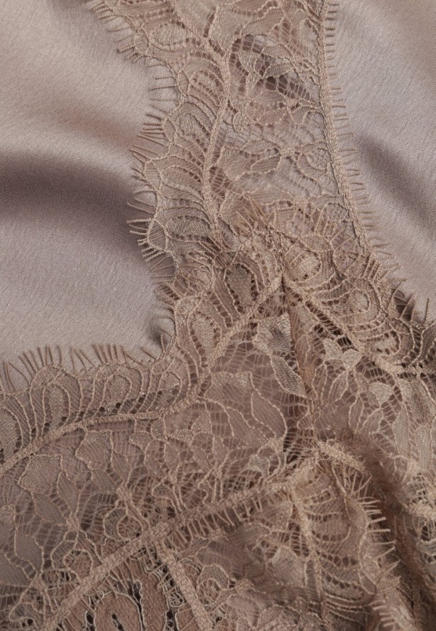 Beżowa Spódnica z Satyny z Koronką i Rozcięciem na Nogę Doritana