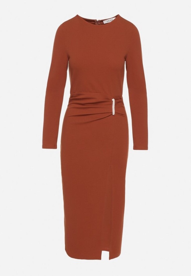 Brązowa Taliowana Sukienka Vices z Marszczeniem i Perełkami Adorre