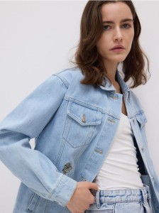 Jeansowa kurtka z haftem na plecach - niebieski