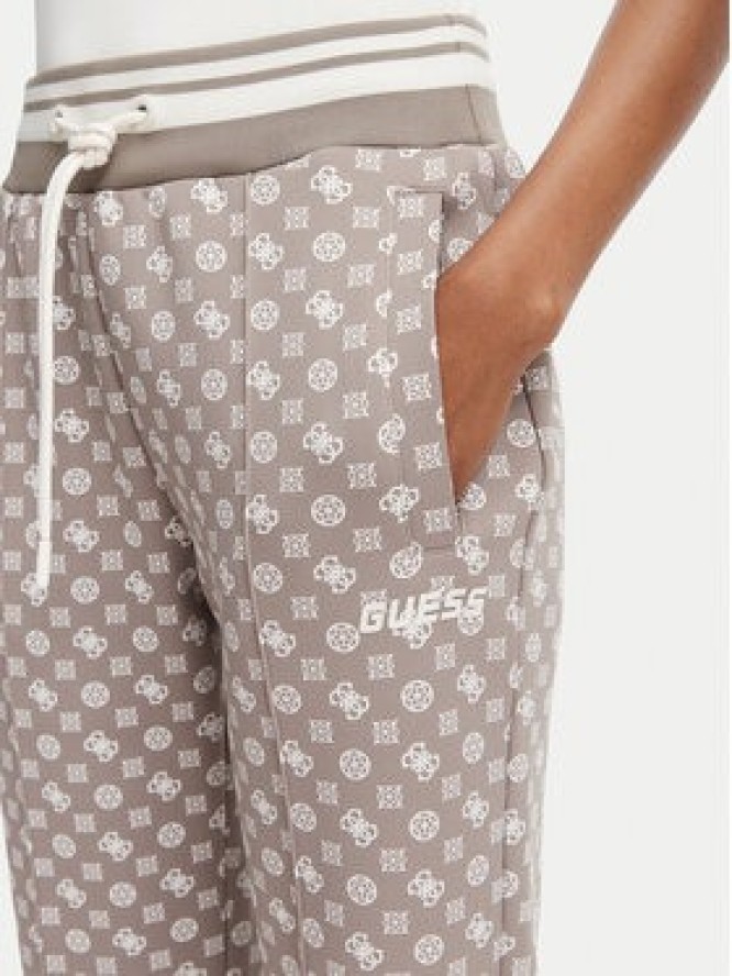Guess Spodnie dresowe V5YB20 KB212 Brązowy jasny Regular Fit