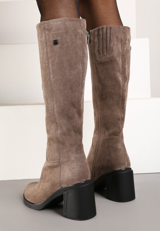 Ciemnobeżowe Kozaki na Słupku w Stylu Muszkieterek Cediara