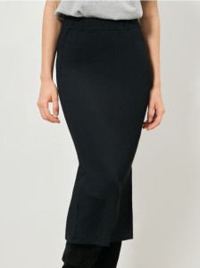 Prążkowana spódnica midi - czarny