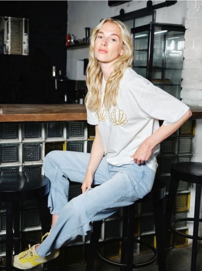 T-shirt z ozdobną aplikacją - złamana biel