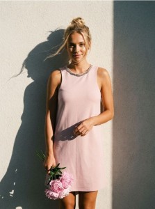 Sukienka mini z ozdobnymi dżetami przy dekolcie - różowy