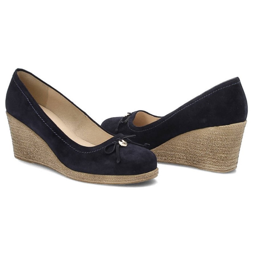 Półbuty damskie Gamis, skóra naturalna zamszowa z dekoracyjną kokardką nad palcami i wysokim koturnie, granat, 3605