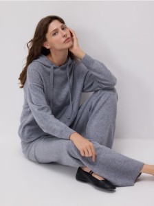 Wełniany sweter z kapturem - jasnoszary