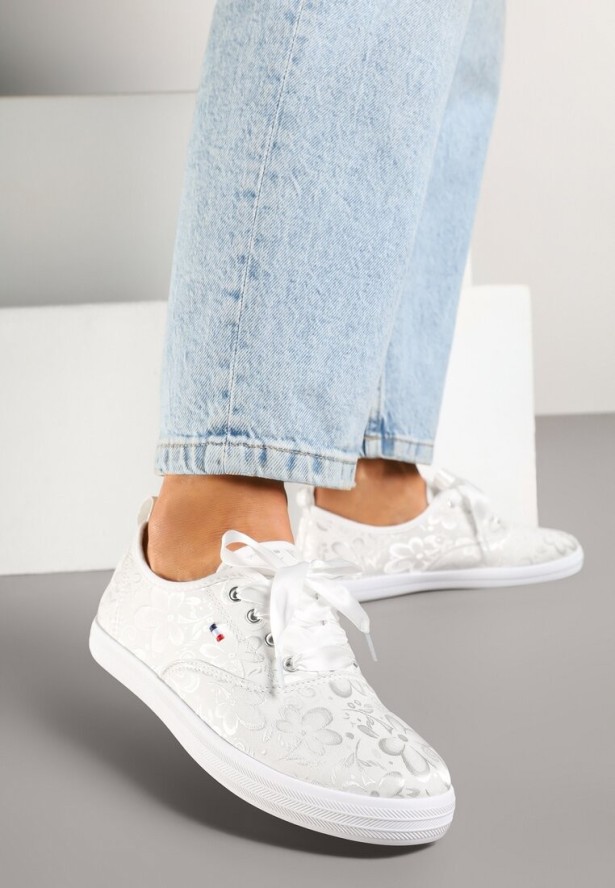 Białe Tenisówki Ozdobione Kwiatami Telesiena