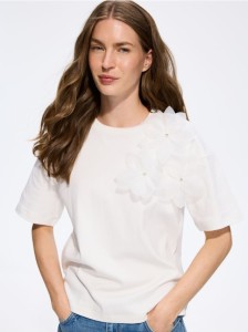 T-shirt z kwiatową aplikacją - złamana biel