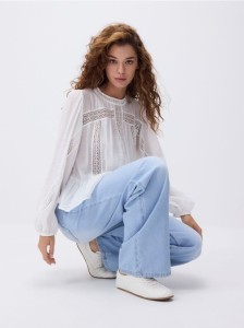 Bluzka z ażurowym wzorem - biały