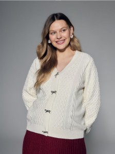 Kardigan z dekoracyjnymi guzikami - złamana biel