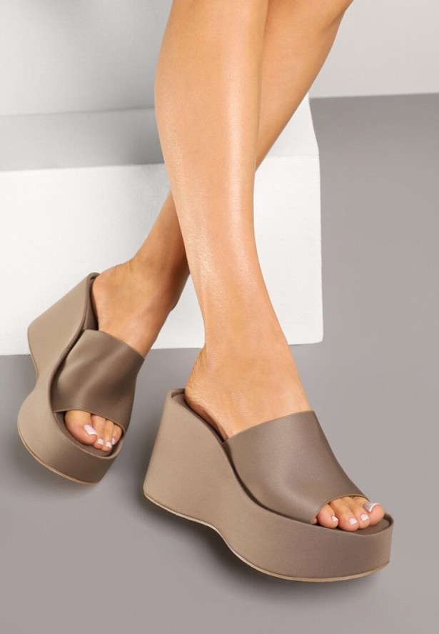 Ciemnobeżowe Klapki na Koturnie z Szerokim Paskiem Julietaia