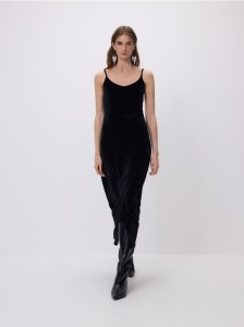 Sukienka maxi z asymetrycznym rozcięciem - czarny