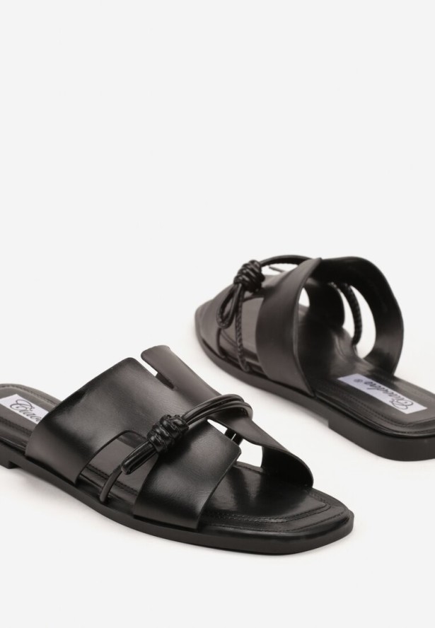 Czarne Klapki z Wycięciami i Wiązaniem Tesuila