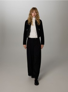 Zamszowa kurtka z kołnierzem - czarny