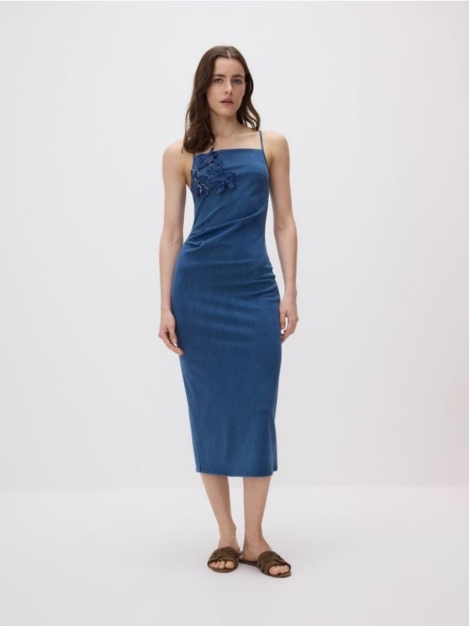 Sukienka z kwiatową aplikacją - niebieski