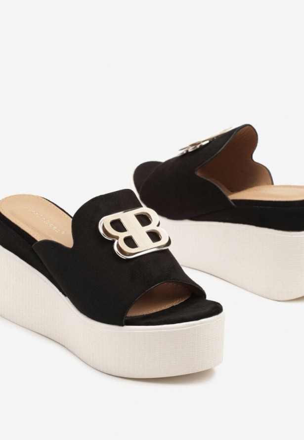 Czarne Klapki na Koturnie z Metaliczną Ozdobą Aralissea