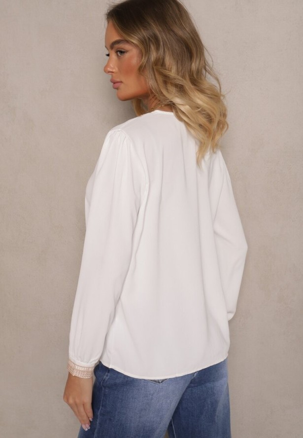 Biała Rustykalna Bluzka z Dekoltem w Serek Zdobiona Koronką Gonasea