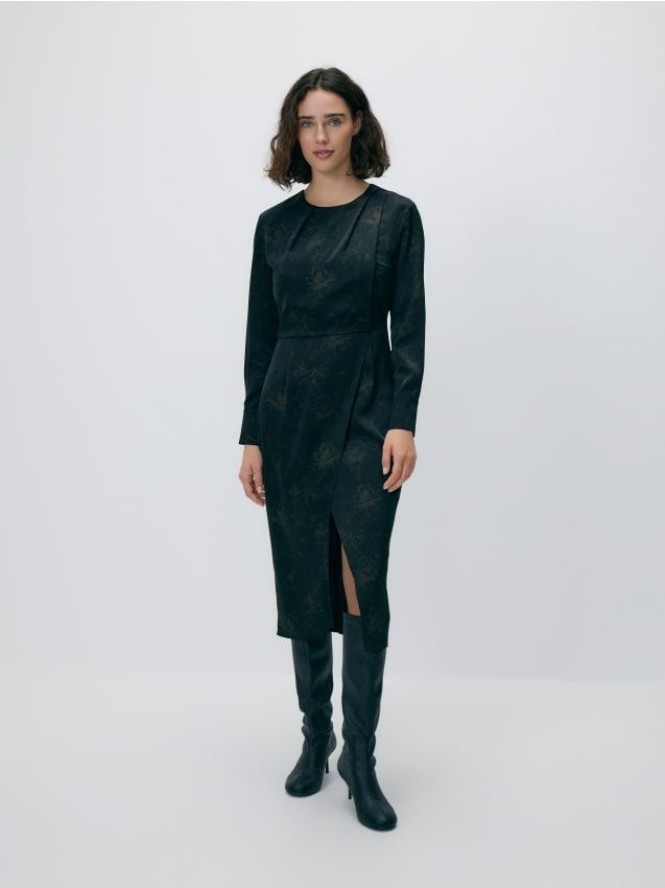 Wzorzysta sukienka midi - wielobarwny