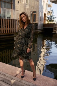 Sukienka w zwierzęcy wzór oliwkowa