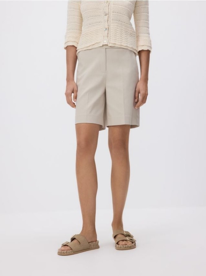 Szorty z kantem - beżowy