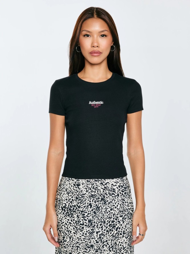 Koszulka damska w prążek z haftem czarna Clarsa 906