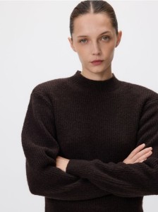 Sweter z wełną - ciemnobrązowy