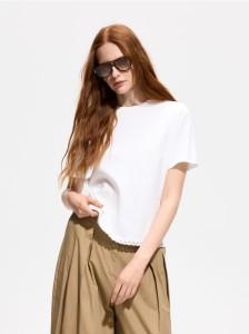 T-shirt z ozdobnym wykończeniem - biały