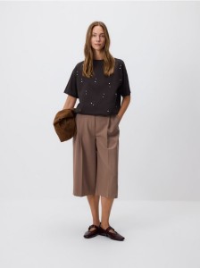 Bawełniany t-shirt z aplikacją - ciemnobrązowy