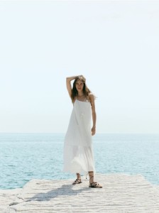 Sukienka z kwiatową aplikacją - złamana biel