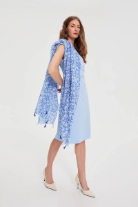 Szal z frędzlami błękitny