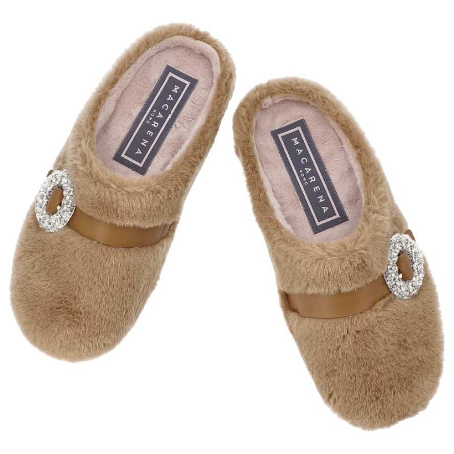 Kapcie damskie Macarena, pantofle z futerkiem z broszką płaskie z odkrytą piętą, karmelowe, Anais25