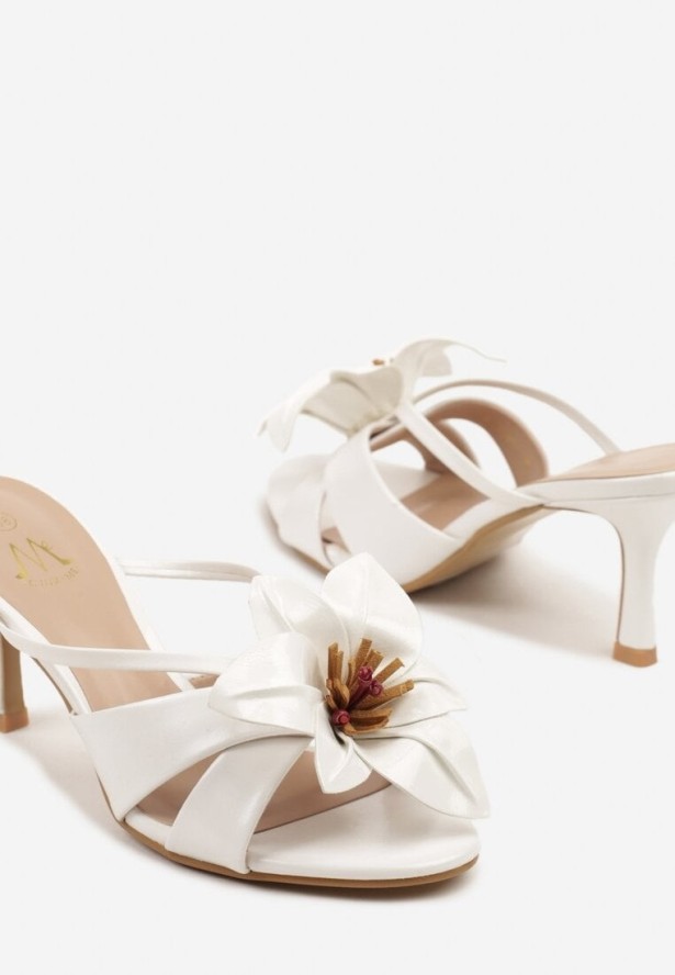 Białe Klapki na Szpilce z Kwiatem 3D Ridialina