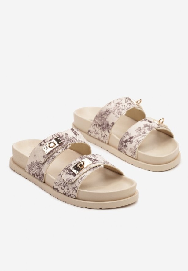 Beżowe Klapki w Casualowym Stylu Zdobione Metalicznymi Aplikacjami Tasloti