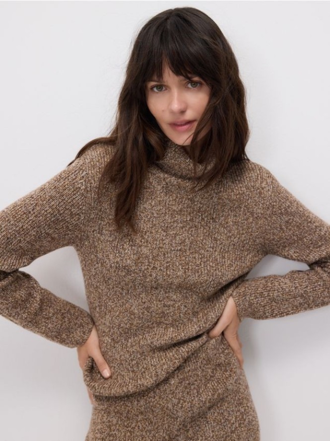 Sweter z golfem - brązowy