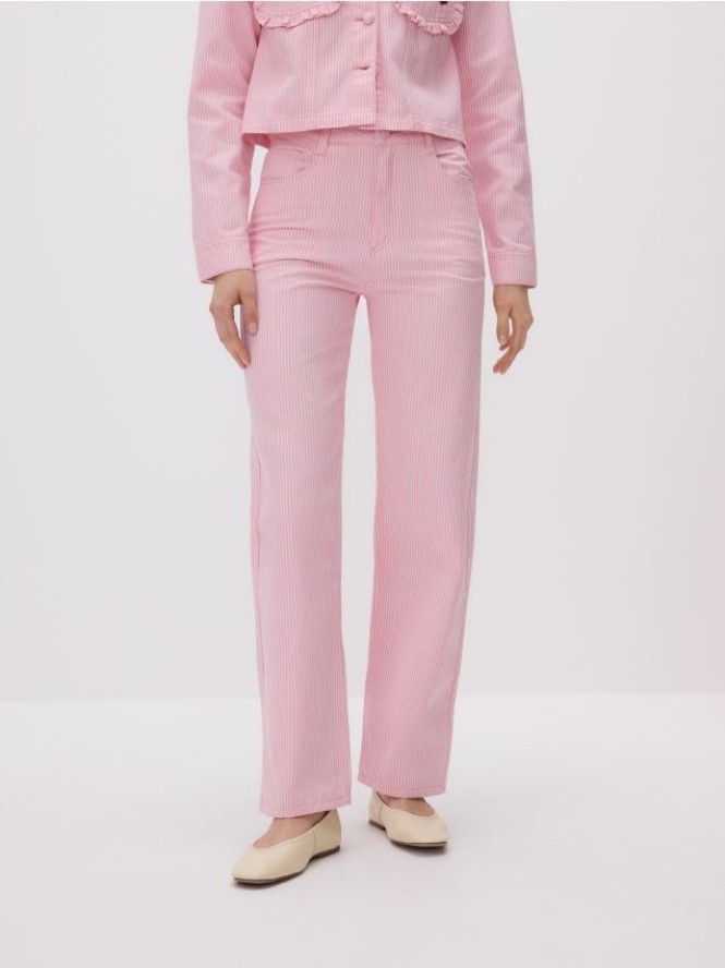 Jeansy straight z haftem - różowy