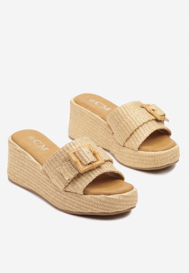 Beżowe Klapki na Koturnie z Ozdobną Klamrą i Plecionką Deladira