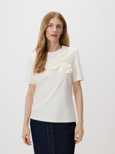 T-shirt z kwiatową aplikacją - kremowy