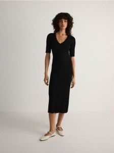 Dzianinowa sukienka z dekoracyjnym wykończeniem - czarny