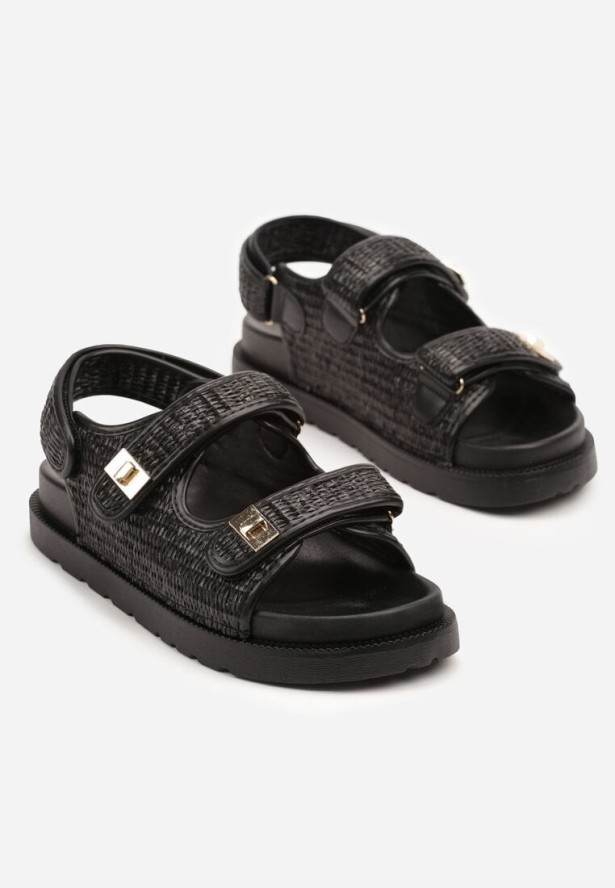 Czarne Sandały Ozdobione Metalicznymi Aplikacjami i Dwoma Paskami Pillirene