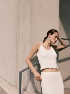 Top z ozdobnymi ramiączkami - złamana biel