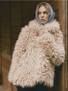 Kurtka ze sztucznego futerka - kremowy