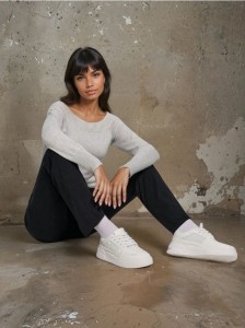 Sneakersy z imitacją skóry - biały