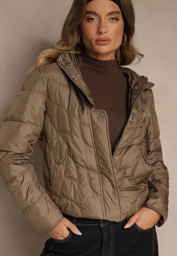 Brązowa Kurtka Przejściowa z Kapturem w Oryginalne Pikowane Przeszycia Arivitta