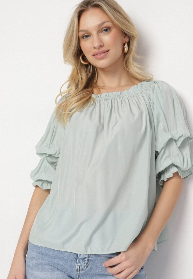 Niebieska Bluzka z Wiskozą Dekoltem w Łódkę i Falbanami Fenalora