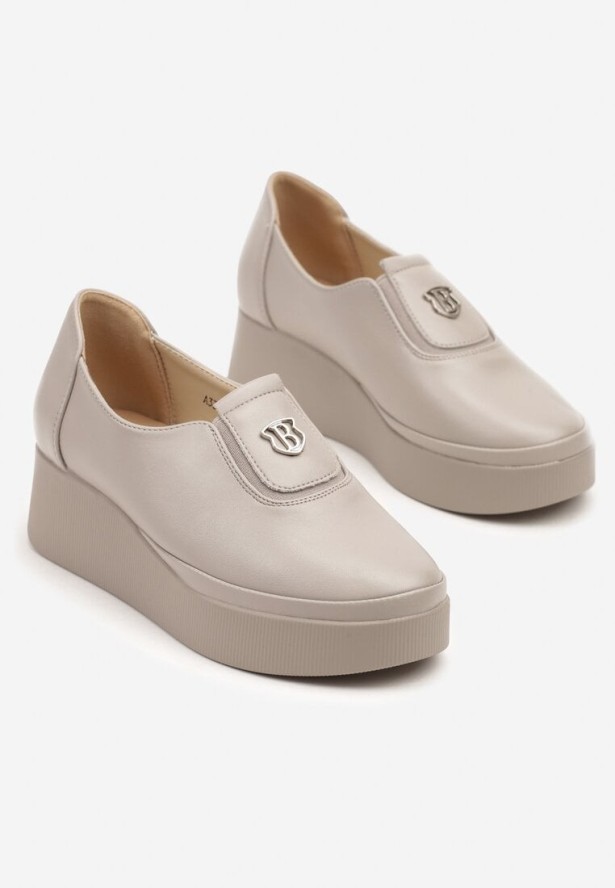 Jasnobeżowe Półbuty na Koturnie z Aplikacją z Przodu Verilisa